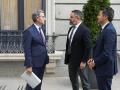 Alberto Núñez Feijóo y Santiago Abascal se saludan en el patio del Congreso