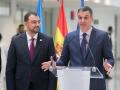 El presidente del Gobierno de España, Pedro Sánchez, junto al presidente del Principado de Asturias, Adrián Barbón