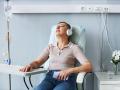 Mujer con cáncer escucha música