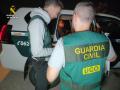 Dos agentes de la Guardia Civil de la UCO junto a Karim E.B en un vehículo del cuerpo, a su llegada a la comandancia de la Guardia Civil de Barbate.