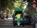 (Foto de ARCHIVO)
Un trabajador de recogida de basuras, a 10 de mayo de 2023, en Barcelona, Cataluña (España). La vicepresidenta segunda, Yolanda Díaz, ha avanzado que se acometerán cambios legislativos para prohibir el trabajo al aire libre cuando haya alerta roja o naranja, decretada por la AEMET, por episodios de altas temperaturas, para prevenir riesgos laborales ante olas de calor.
David Zorrakino / Europa Press
10 MAYO 2023;TRABAJO;ECONOMÍA;CALOR;OLA DE CALOR;GOLPE DE CALOR;SOL;OBRA;CONSTRUCCIÓN;CATALUNYA
10/5/2023