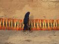 Una mujer afgana vestida con burka camina por una calle en el distrito de Fayzābād, provincia de Badajshán