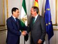 El presidente de la Junta de Andalucía, Juanma Moreno (i) con el secretario general del PSOE A, Juan Espadas (d)