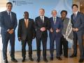 Pedro Sánchez; el presidente de Ghana, Nana Akufo-Addo; el canciller de la República Federal de Alemania, Olaf Scholz; el presidente de la República Federativa del Brasil, Lula da Silva; la primera presidenta de Barbados, Sandra Mason, y el primer ministro de Canadá, Justin Trudeau, posan a su llegada al almuerzo de trabajo ofrecido este lunes en la sede de la Representación Permanente de la República Federal de Alemania