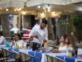 Un camarero atiende a una mesa en las Ramblas.