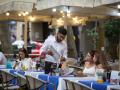 Un camarero atiende a una mesa en las Ramblas.