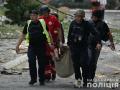 Agentes de policía cargando a una víctima de un ataque aéreo en un centro geriátrico en la ciudad de Sumy