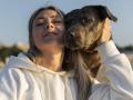 Una mujer abraza a su perro