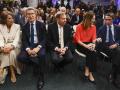 La presidenta del Parlamento Europeo, Roberta Metsola, junto al ex presidente José María Aznar (d), el líder del Partido Popular, Alberto Núñez Feijóo (2i), y el líder opositor venezolano Edmundo González (c),