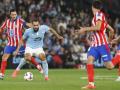 Borja Iglesias protege un balón ante Koke Resurrección