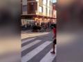 Fotograma del momento en que el hombre es embestido por el animal