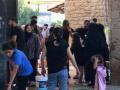 Varios desplazados se acomodan como pueden en el patio del convento de los franciscanos