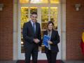 El presidente del Gobierno, Pedro Sánchez, recibe a la presidenta de Cantabria, María José Sáenz de Buruaga