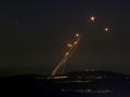 El sistema de defensa aérea israelí Cúpula de Hierro intercepta cohetes disparados desde el sur del Líbano sobre la región de la Alta Galilea, en el norte de Israel