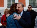 Ayuso abraza a Edmundo González en la Puerta del Sol