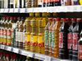 Varias botellas de aceite en un lineal.