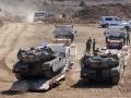 Un tanque israelí es transportado a una posición en el norte de Israel, cerca de la frontera con el Líbano