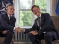 Jens Stoltenberg da el relevo a Mark Rutte, nuevo jefe de la OTAN