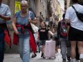 (Foto de ARCHIVO)
Varios turistas en el centro de Barcelona, a 17 de septiembre de 2024, en Barcelona, Catalunya (España). El teniente de alcalde de Economía en el Ayuntamiento de Barcelona ha defendido la decisión del gobierno municipal de extinguir los pisos turísticos en 2028, después de que este lunes el presidente de la Asociación de Apartamentos Turísticos de Barcelona (Apartur) señalase que las reclamaciones de responsabilidad patrimonial suman 1.000 millones de euros.

David Zorrakino / Europa Press
17 SEPTIEMBRE 2024;PISOS;TURISMO;PISOS TURÍSTICOS;APARTAMENTOS;APARTAMENTOS TURÍSTICOS;
17/9/2024