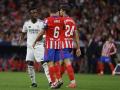 MADRID, 29/09/2024.- El delantero del Real Madrid Vinicius Junior (i) se encara con Koke Resurrección (c) y Robin Le Normand, ambos del Atlético, durante el partido de la LaLiga EA Sports que Atlético de Madrid y Real Madrid disputan este domingo en el estadio Civitas Metropolitano. EFE/JJ Guillén