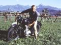 Steve McQueen montado en su moto en La gran evasión