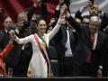 Claudia Sheinbaum coge la mano de AMLO y de Ifigenia Martínez