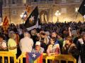 Asistentes a la manifestación en la plaza de Sant Jaume, en Barcelona, este martes