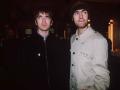 Liam y Noel Gallagher en los inicios de Oasis en los años 90