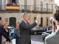 El Rey saluda a su llegada a Trujillo (Cáceres) para inaugurar el encuentro de Academias Hispanoamericanas de la Historia