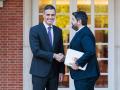 El presidente del Gobierno, Pedro Sánchez (i), recibe al presidente de la Región de Murcia, Fernando López Miras