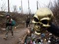 Un soldado ruso avanza por Ucrania en la invasión rusa