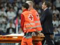 Carvajal es retirado en camilla del Bernabéu