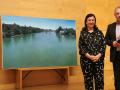Francisco Escalera recibe el premio de manos de la alcaldesa, María Fernanda Sánchez
