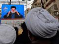Simpatizantes del grupo chií Hezbolá observan una pantalla en la que aparece una imagen de su líder, Hasan Nasralá