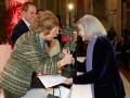 Doña Sofía felicita a Nuria Espert por su premio