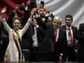 Sheinbaum toma la mano de López Obrador en su toma de posesión como presidenta