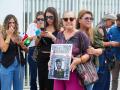 Paqui Gómez, la madre de Miguel Ángel González, uno de los agentes fallecidos por una narcolancha, atiende a los medios en los juzgados de Barbate
