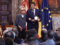 La historiadora María Desamparados Cabanes, Alta Distinción por el 9 de octubre, junto al presidente valenciano, Carlos Mazón