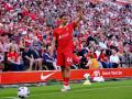 Trent Alexander-Arnold preparándose para poner un saque de esquina