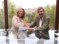 Isabel Albás y Miguel Ángel Torrico, tras la firma del acuerdo