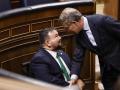 Alberto Núñez Feijóo saluda a Juan Ramón Amores, senador y alcalde de La Roda (Albacete), enfermo de ELA
