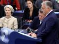 La presidenta de la Comisión Europea, Ursula von der Leyen (izq.), escucha el discurso del primer ministro húngaro, Viktor Orban, durante la presentación del programa de la presidencia semestral del Consejo de Hungría