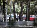 Dos menas caminan por las inmediaciones del centro de acogida de la Casa de Campo