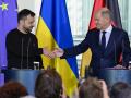 El canciller alemán Olaf Scholz y el presidente ucraniano Volodymyr Zelensky se dan la mano al final de una conferencia de prensa conjunta en la Cancillería en Berlín