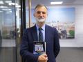 El almirante Juan Rodríguez Garat, con su libro "Tambores de guerra" en la redacción de El Debate