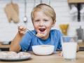 Niño con un desayuno dulce