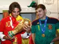 Rafa Nadal junto a Iker Casillas tras ganar el Mundial de fútbol en 2010