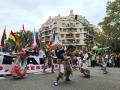 Un grupo de bailarines bolivianos, antes de empezar la concentración, frente a la Pedrera