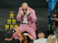 El luchador irlandés Conor McGregor (c), excampeón de la UFC y primer doble campeón simultáneo de artes marciales mixtas, en el recinto de Puerto Banús,