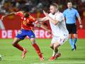 Lamine Yamal protege un balón ante Nelsson